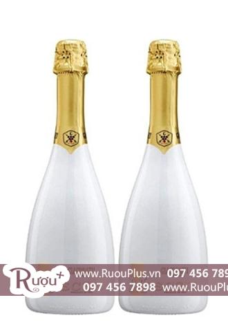 Sâm banh Moscato Bianco Sparkling Sweet White Wine In White Flute